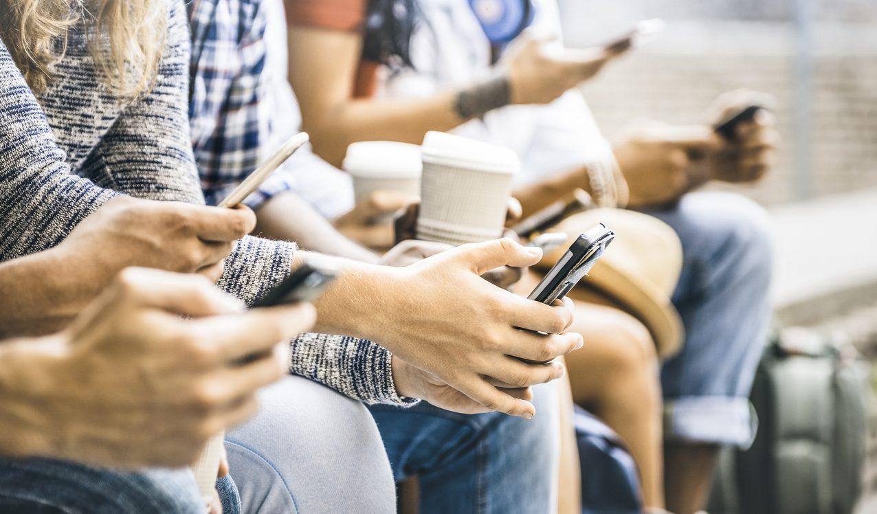 Pausas curtas ajudam a combater vício em celular, diz estudo