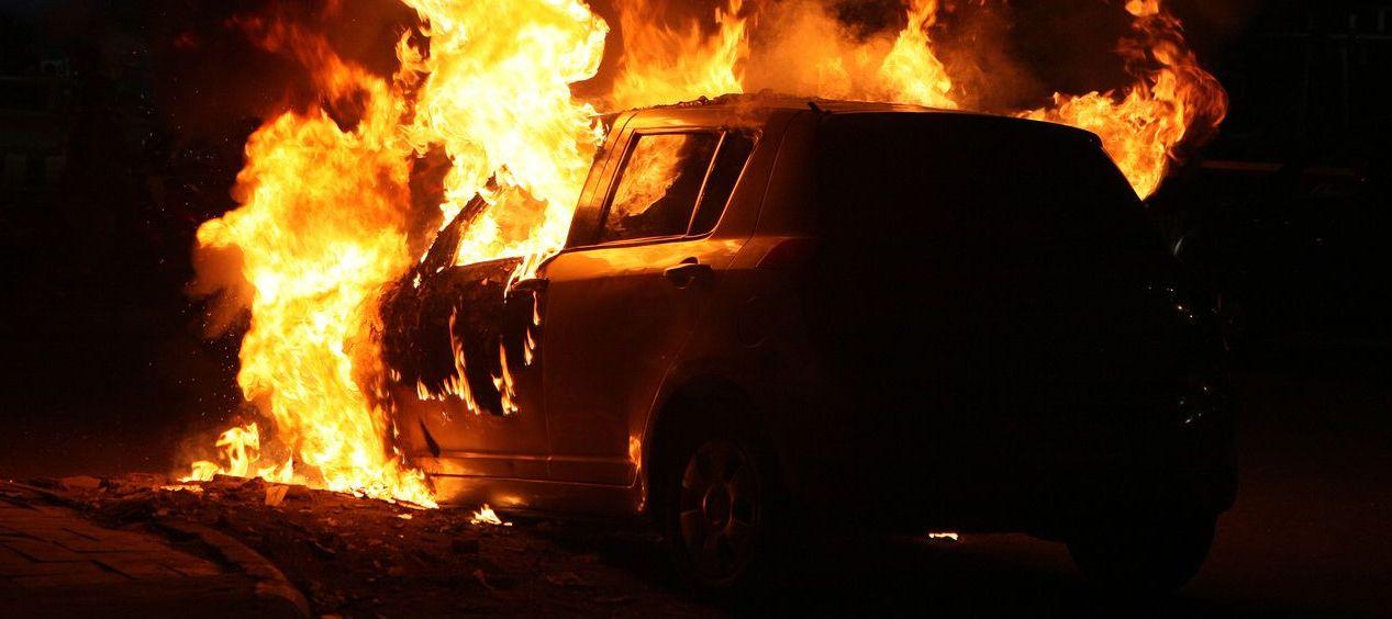 Multidão destrói carro autônomo em São Francisco