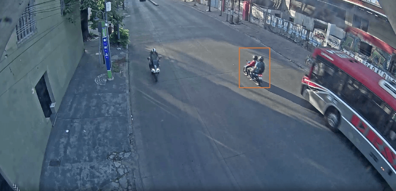 IA mira crimes cometidos por duas pessoas em uma moto